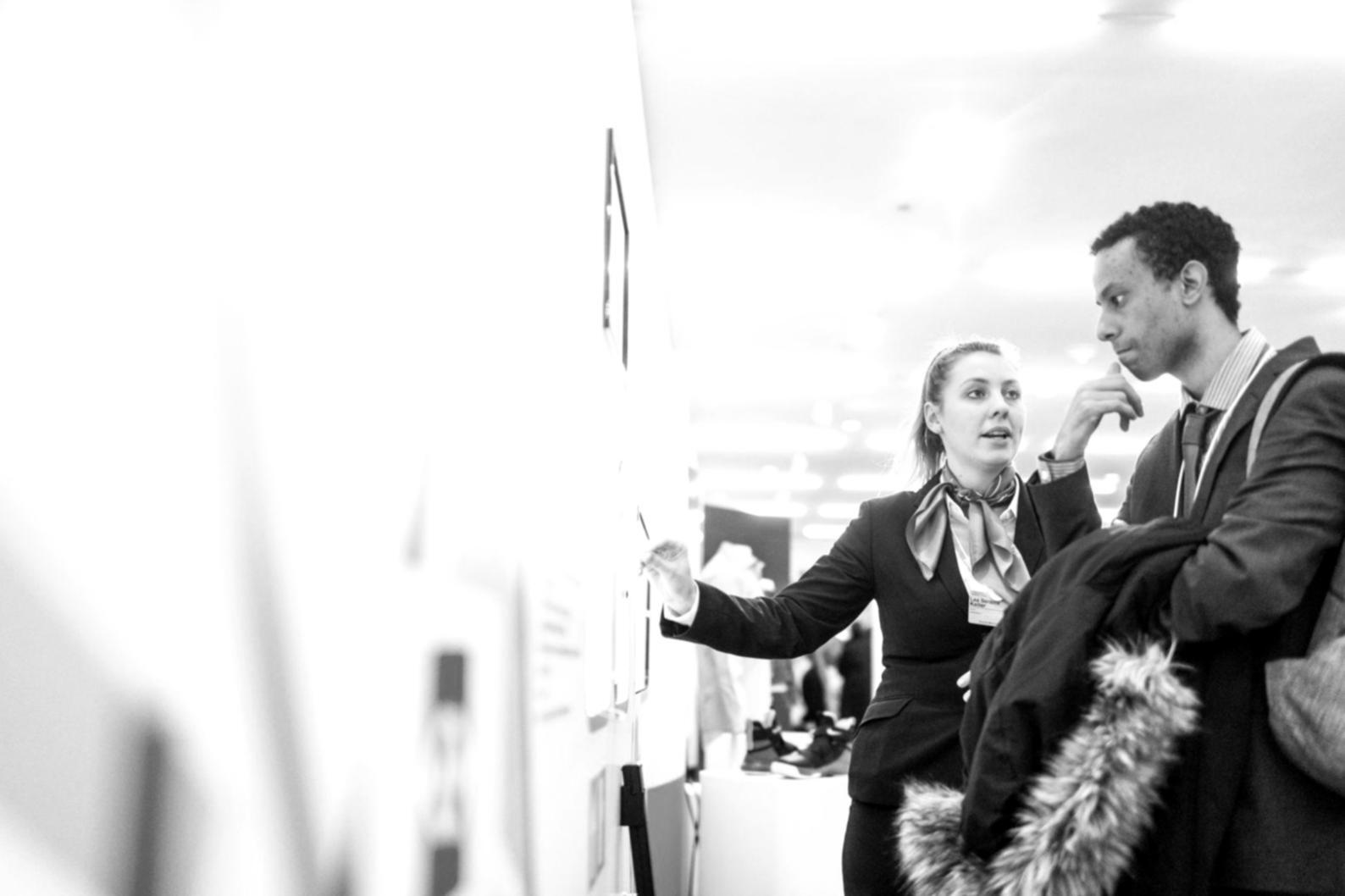 Espace de formation moderne avec tables et équipements pédagogiques