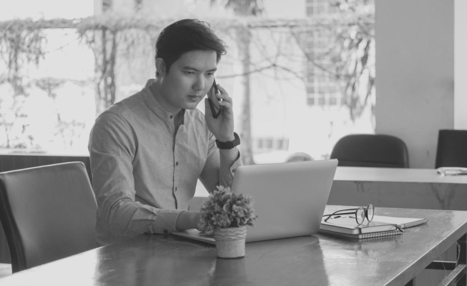 Personne travaillant sur un plan de redressement financier avec documents et calculatrice