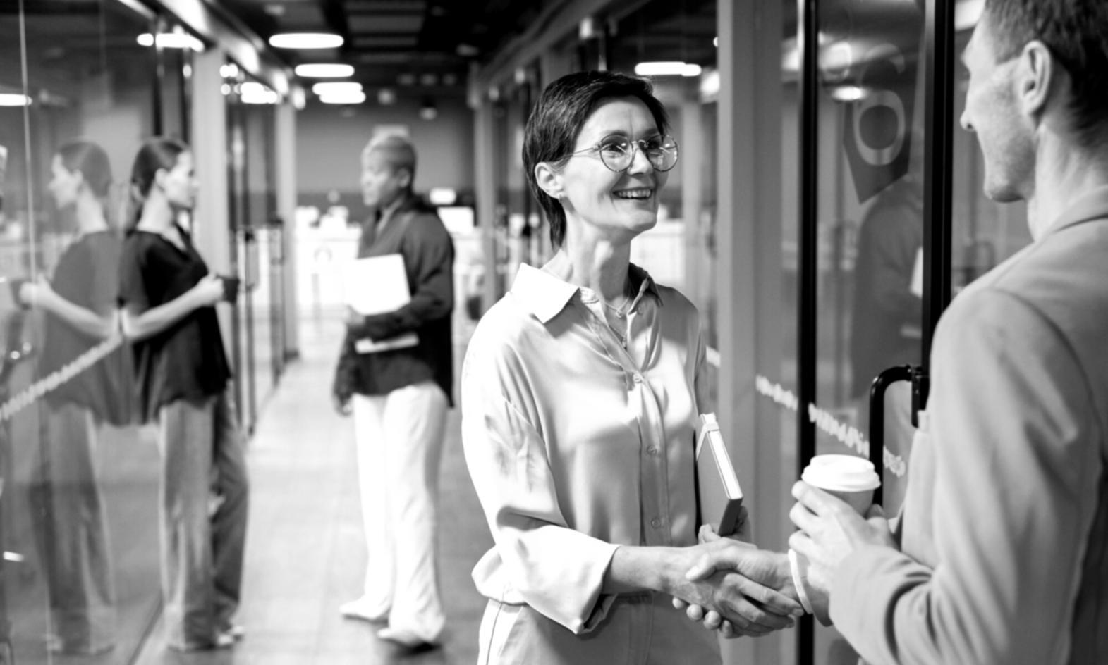 Personne consultant son épargne de sécurité et son plan financier à long terme