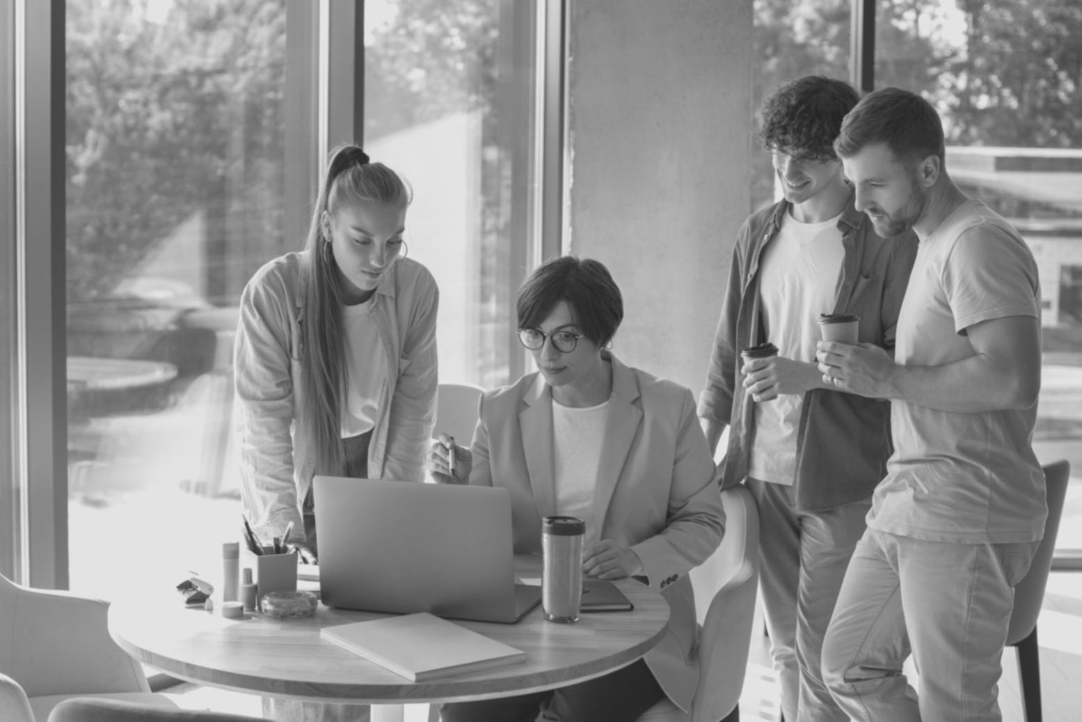 Personne analysant ses relevés bancaires